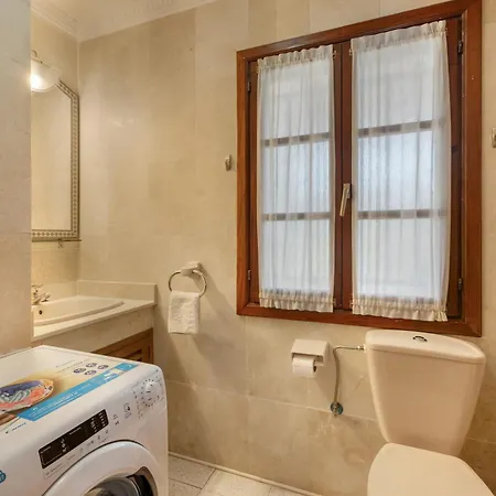 Americas 2 Bedroom 아데제