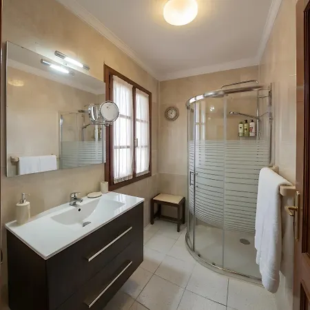 Americas 2 Bedroom * 아데제